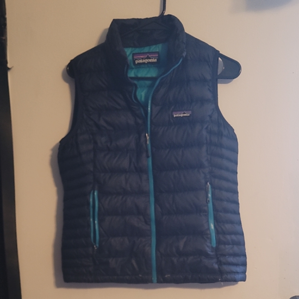Patagonia Black Quilted Vest with Teal Accents